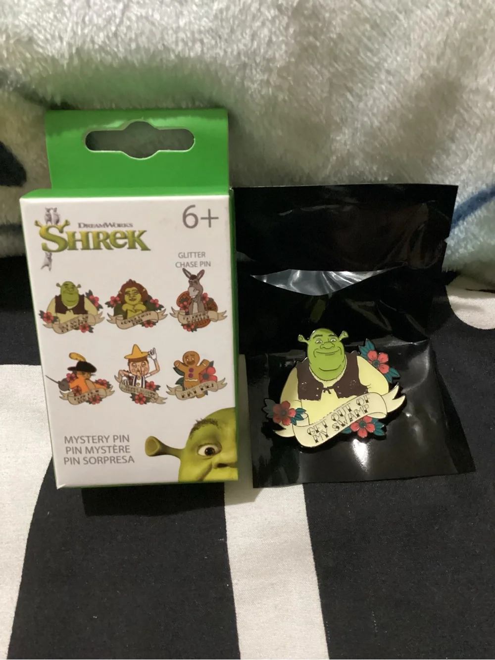 DreamWorks Shrek Glitter Chase Pin - Green with Pink Flowers
